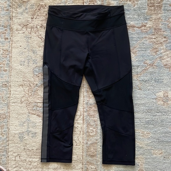 Lululemon Mesh With Me Crop with Reflective Detail - Picture 3 of 3